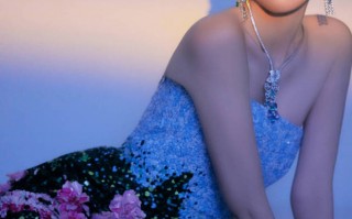 童瑶一身蓝色抹胸裙温婉动人 戴珠宝项链高贵优雅