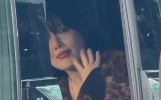 泫雅音乐节晕倒后首现身机场 向粉丝挥手状态良好