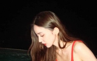 古力娜扎大方秀生活照，这状态这身材也太好了吧，羡慕那个男生。（古力娜扎造型）