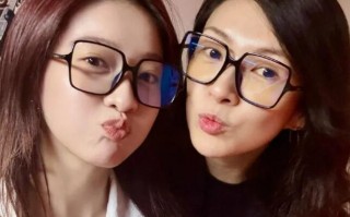 章子怡张雪迎素颜合照曝光 两人同框看话剧