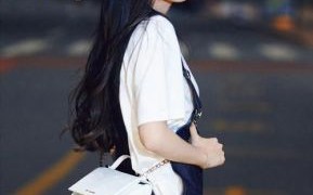 杨颖美黑旧照曝光：健康小麦肤色引发网友热议