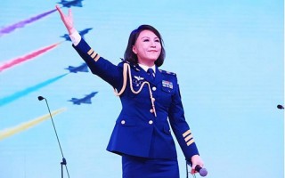 她曾红过毛阿敏，却因放鸽子被春晚拒之门外，如今54岁依然美丽_2