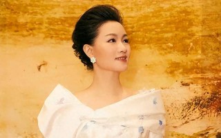 她是中国第一位博士级歌唱家，13次被邀上春晚，丈夫身份不一般
