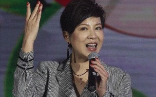 她9次登上春晚，被老外骗走3千万，40岁嫁小13岁男友，如今怎样_1