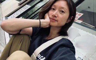 朱亚文妻子素颜出行送娃上学，不惧白发皱纹，仍被夸美的无可伦比（朱亚文的妻子来头不小）