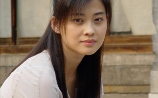 她是“最愚蠢”的演员，闪婚2次，倒贴全部身家，如今48岁身价百亿
