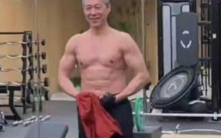 张丰毅健身画面曝光，68岁头发花白身材挺拔，肌肉太发达了！