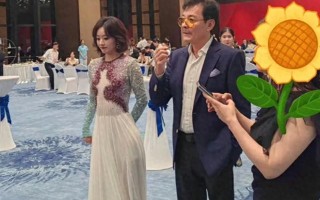 飞天奖这一夜：赵丽颖差点摔跤，赵今麦穿睡裙，主持人好尬（赵丽颖拿奖有卖照片）