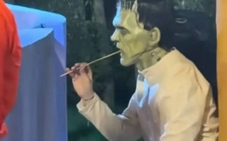 范丞丞cos“科学怪人”弗兰肯被认出 幽默调侃