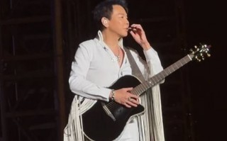 陶喆在演唱会上怀念父亲：爸爸 我穿上了猫王的衣服