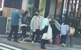 太邋遢！王思聪日本旅游，仨美女相伴身材发福，头发凌乱打着哈欠