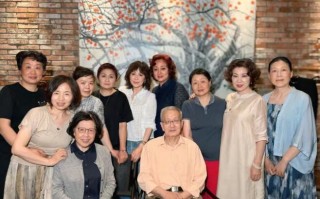 刘嘉玲回苏州参加同学会 晒与老师、同学合影