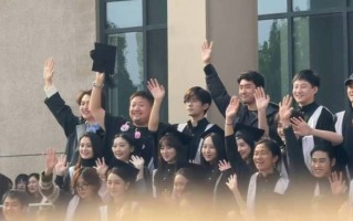 易烊千玺参加中戏补办毕业典礼！穿学士服拍毕业照