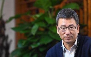 央视名嘴白岩松力挺跑马拉松护士，引发职场公平争议