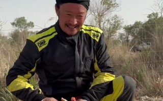 吴京发布翻车视频 称环塔拉力赛又翻车了