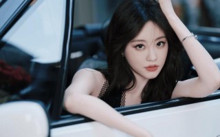 祝绪丹黑裙衬出纤柔身形 街头抱玫瑰尽显慵懒明艳_1