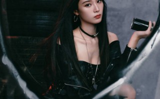 徐艺洋身穿黑色皮衣 大方秀香肩长腿热辣性感