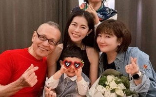 Selina带儿子给妹妹庆生 对镜比心脸颊圆润笑容甜