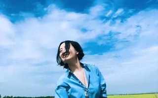 她连续4次登上春晚，却被恩师蒙骗同居堕胎，如今55岁仍单身