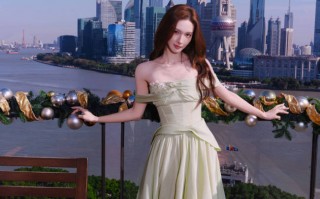 金晨穿纱裙清新梦幻 肌肤白皙眼神慵懒魅力四射