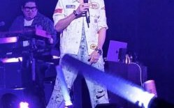 陶喆为儿子庆祝6岁生日，全家篮球装扮尽显欢乐