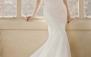 白鹿穿钻饰蕾丝礼裙秀窈窕身姿 公主气质温婉动人