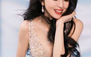 董璇穿碎钻礼裙笑容明媚 大波浪造型女神感十足