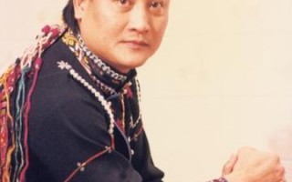 春晚一夜成名，意外坠楼成“智障”，被妻女抛弃，情人照顾他21年