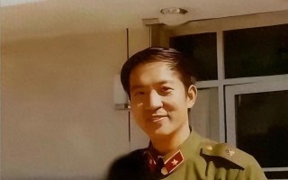 76岁牛群近况，打扮邋遢坐地铁，鞋子破旧太心酸，后悔裸捐晚年苦