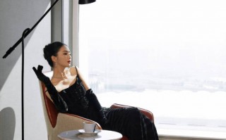 佟丽娅穿吊带裙勾勒曼妙身姿！风情万种女人味十足