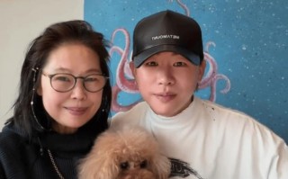 胡彦斌晒照为妈妈庆生！网友称其妈妈像老版易梦玲