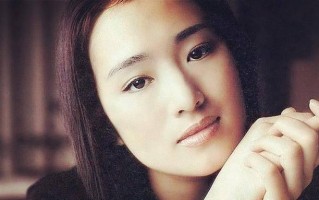 她早就不是中国籍了？屡次登上春晚走红，当初嫁给洋老公遭嫌弃