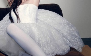 吴宣仪化身芭蕾女孩灵动活泼 靠黑色沙发慵懒随性