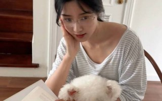 卢昱晓穿单肩上衣与小狗互动 回眸浅笑清纯甜美