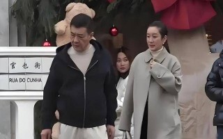 秦海璐和好友聚餐，和男友人握手分别老公不耐烦，上车叼烟好霸气