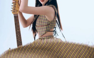吴宣仪格子连衣裙气质甜美 手拿吉他化身摇滚少女