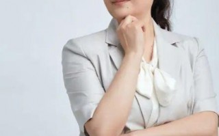 她导演的没有主持人和主舞台的春晚，赢麻了