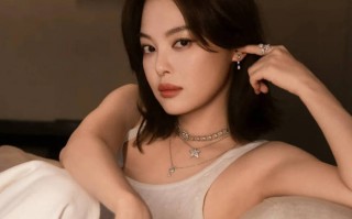 辛芷蕾冬至晒居家氛围感美照 笑容明媚松弛感拉满