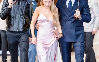 贝克汉姆和女儿小七亮相巴黎时装周，小七穿粉色绸缎裙，太惊艳（贝克汉姆小七近况）