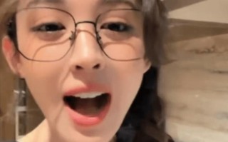 娜扎直播“贴脸开大” 调侃于正张慧雯新剧演夫妻