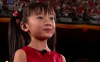 她是张艺谋“最对不起”的女孩，曾在奥运会上一唱成名，却因此被骂15年