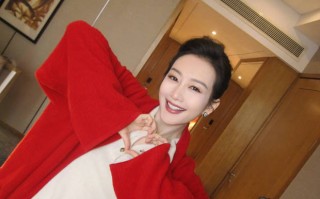 王鸥穿大红外套明艳动人 对镜头甜笑比心超养眼