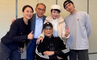 霍汶希晒与谢霆锋一家合影 谢贤和狄波拉罕见亮相