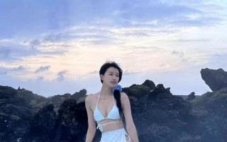 孙怡罕见公开泳装美照，对镜卖萌状态超好，纤细小蛮腰抢镜