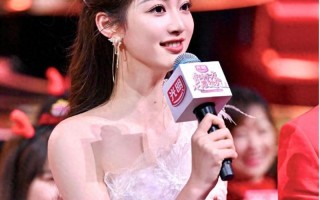 继春晚之后，再次被冯琳惊艳！漫步古城的她，书卷气好浓！