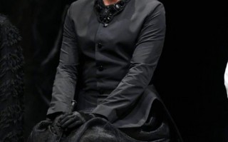 玫红挑染配黑裙装 东出昌大舞台剧造型引全网热议