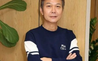 香港男星妻子曝光疑似怀孕，公共场合拉裤头引发热议