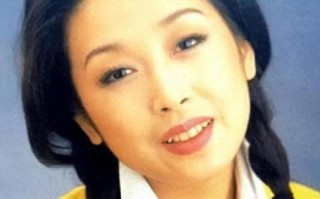她15岁入伍，深陷包养黄晓明绯闻，巅峰期突然消失，51岁魅力不减