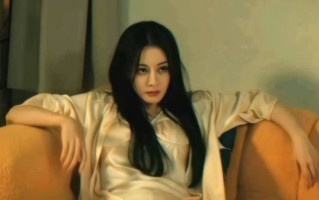 热巴穿睡裙身材凹凸有致 与陈星旭拍打戏张力满满