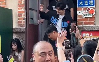 黄晓明青岛被拍，一头浓密黑发很假，网友：这么有钱，买个好点（黄晓明回青岛什么节目）